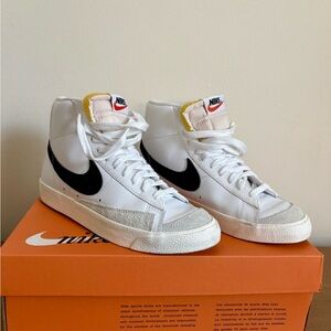 Nike Blazer Mid '77 in White and Black